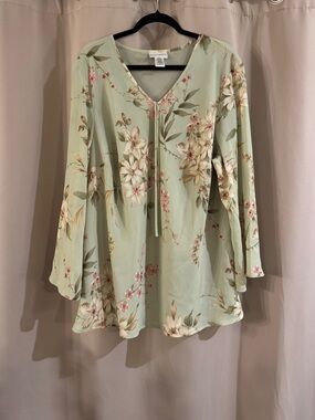 Jaclyn Smith Mint Green Floral V-Neck Tie-Front Blouse